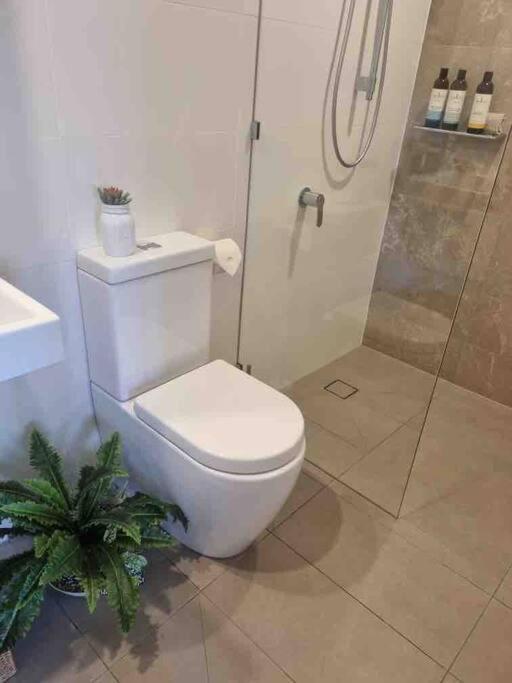 Modern 1 Brm Apartment With Pool Close To Beach Gold Coast Bagian luar foto